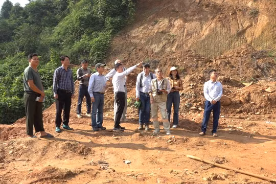 Các nhà khoa học khảo sát những điểm nguy cơ sạt lở lớn ở huyện Bảo Yên (Lào Cai)