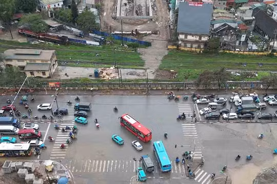 Hà Nội: Phân luồng giao thông trên đường Giải Phóng phục vụ thi công hầm chui