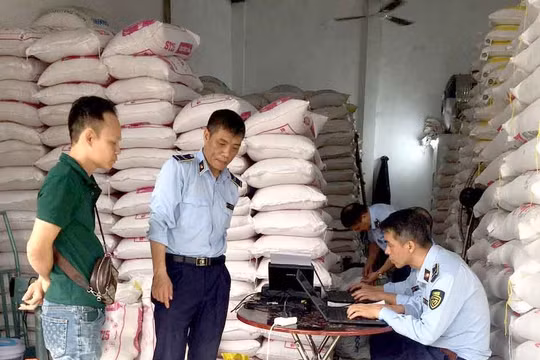Nhiều cơ sở kinh doanh gạo Ông Cua tại Hà Nội có dấu hiệu bán hàng giả