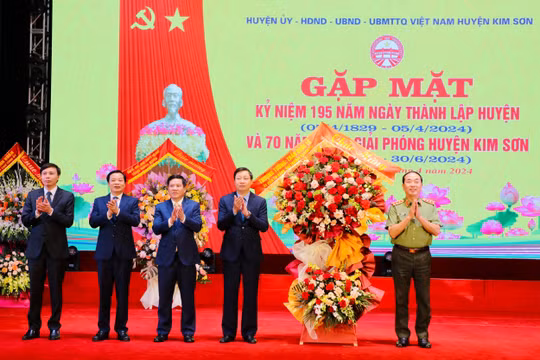 Gặp mặt kỷ niệm 195 năm ngày thành lập và 70 năm ngày giải phóng huyện Kim Sơn (Ninh Bình)