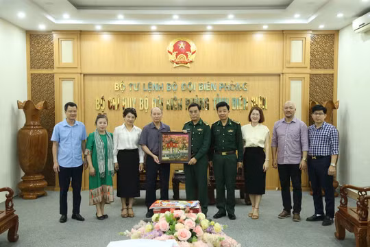 Hội Nhà báo TP Hà Nội thăm, làm việc với cán bộ, chiến sĩ các đồn biên phòng tỉnh Điện Biên