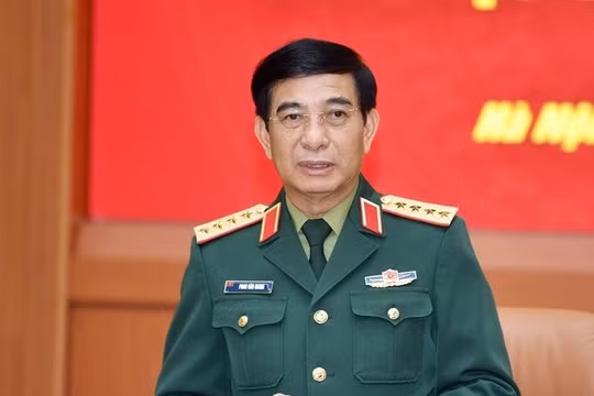 Bộ trưởng Bộ Quốc phòng biểu dương hai phi công xử lý kịp thời tình huống bất trắc trên không