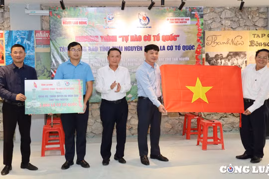 Báo Người Lao Động tặng cờ Tổ quốc, trao học bổng cho học sinh nghèo và hỗ trợ người dân Thái Nguyên khắc phục thiệt hại do bão số 3