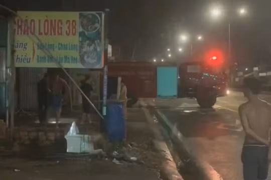 Lửa dữ dội thiêu rụi ô tô tải và xe máy trong quán cháo lòng