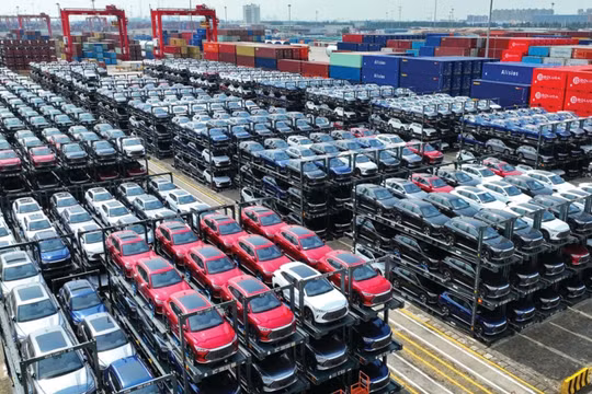 Việt Nam chi xấp xỉ 3 tỷ USD nhập khẩu ô tô trong 10 tháng, xe từ Trung Quốc tăng bằng lần