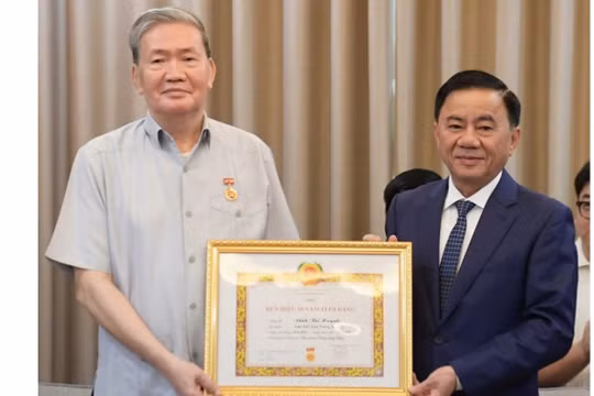 Nguyên Thường trực Ban Bí thư Đinh Thế Huynh nhận Huy hiệu 50 năm tuổi Đảng