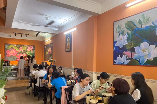 Nhà hàng, quán chay tấp nập đón khách mùa Vu Lan