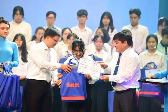 Báo Tuổi Trẻ khởi động chương trình học bổng "Tiếp sức đến trường"