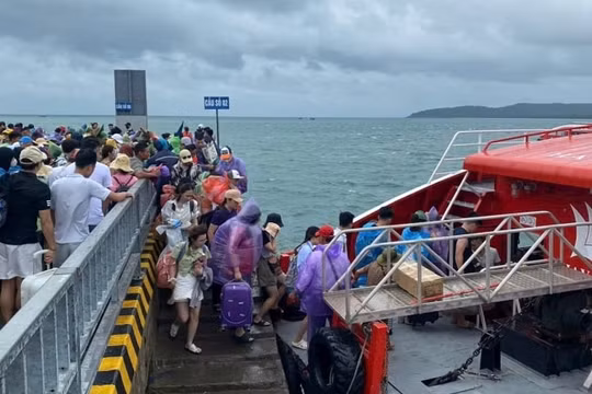 Hơn 5.600 du khách tránh bão trên đảo Cô Tô và đảo Cát Bà