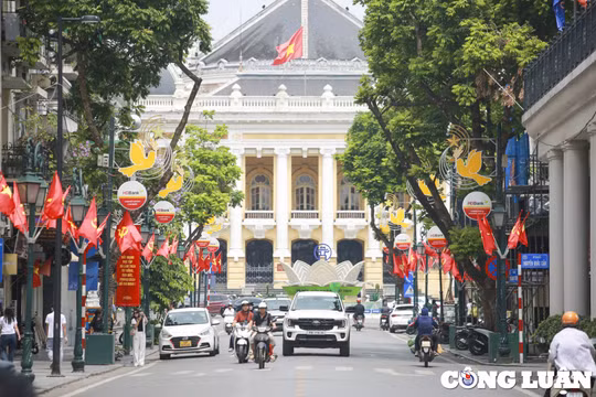 Đường phố Hà Nội rực rỡ cờ hoa, khẩu hiệu chào mừng kỷ niệm 134 năm Ngày sinh của Chủ tịch Hồ Chí Minh