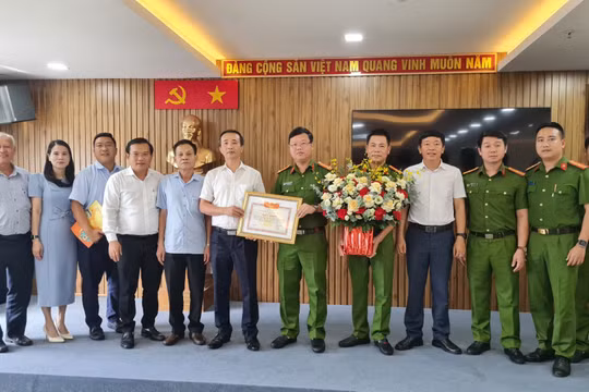 Bộ trưởng Bộ Giáo dục và Đào tạo tặng bằng khen cho lực lượng công an Đà Nẵng