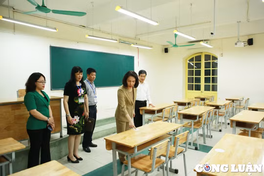 Phó Chủ tịch UBND TP Hà Nội kiểm tra công tác chuẩn bị tại các điểm thi THPT