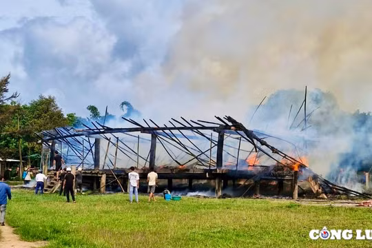 Gia Lai: Cháy nhà rông truyền thống nghi do chập điện