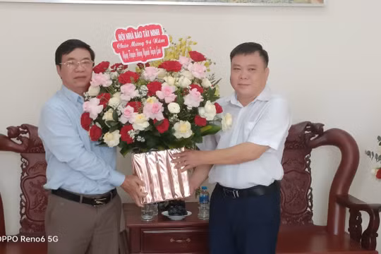 Hội Nhà báo Tây Ninh thăm, chúc mừng Ngày Truyền thống ngành Tuyên giáo của Đảng