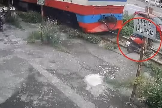Hà Nội: Một người đàn ông bị tàu hỏa tông trúng