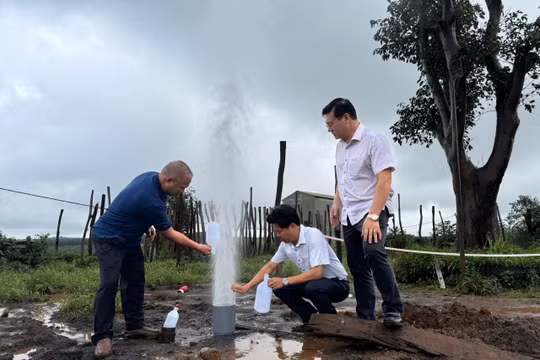 Giếng khoan ở Gia Lai tự phun nước cao hàng chục mét: Bộ TN&MT lấy mẫu tìm nguyên nhân