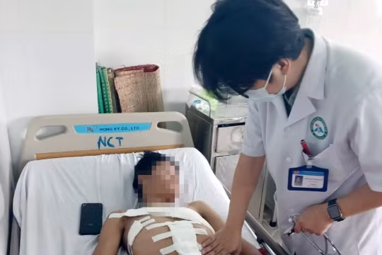 Kon Tum: Cứu sống thiếu niên bị rách toác ngực, lộ toàn bộ nội tạng