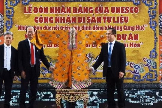 Tiếp nhận lễ phục của Hoàng hậu Nam Phương
