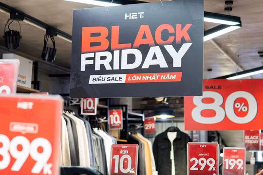 Cửa hàng giảm giá mạnh dịp Black Friday, người dân đổ xô săn sale sớm