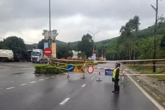 Xuyên đêm khắc phục sạt lở, thông tuyến đường Hồ Chí Minh qua Quảng Nam