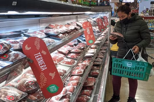 Lạm phát giảm, nghèo đói tăng ở Argentina