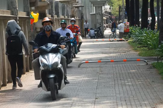 Từ 1/1/2025, điều khiển xe máy vượt đèn đỏ, đi trên vỉa hè bị phạt từ 4 đến 6 triệu đồng