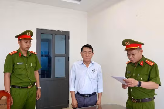 Khởi tố nguyên Chủ tịch UBND phường ở Bình Thuận liên quan xác nhận cấp sổ đỏ