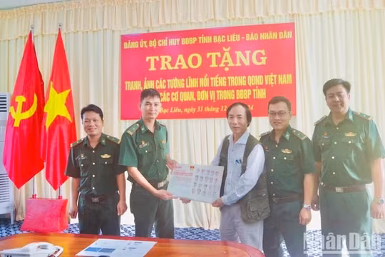 Báo Nhân Dân trao tặng bộ tranh 20 vị tướng tài danh đến Bộ đội Biên phòng tỉnh Bạc Liêu