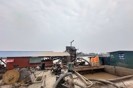 Cảnh sát bắt giữ tàu hút cát trái phép trên sông Lục Nam