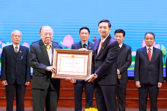 Nguyên Tổng Biên tập Báo Bắc Giang được trao tặng Huân chương Lao động hạng Ba
