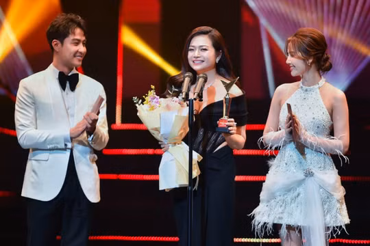 Kiều Anh khóc, Nhan Phúc Vinh xúc động khi đoạt giải 'Nữ-Nam diễn viên ấn tượng' VTV