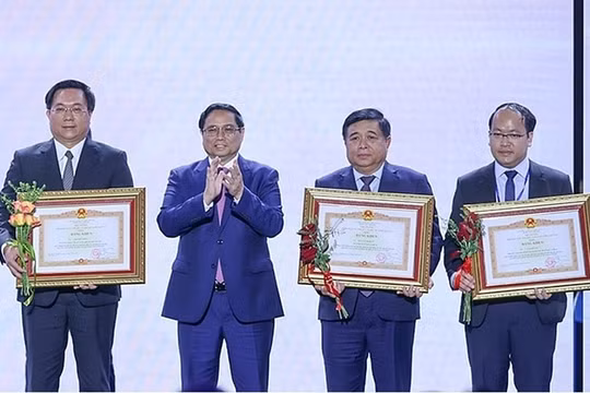 Vĩnh Phúc: Đồng chí Trần Duy Đông nhận bằng khen của Thủ tướng Chính phủ