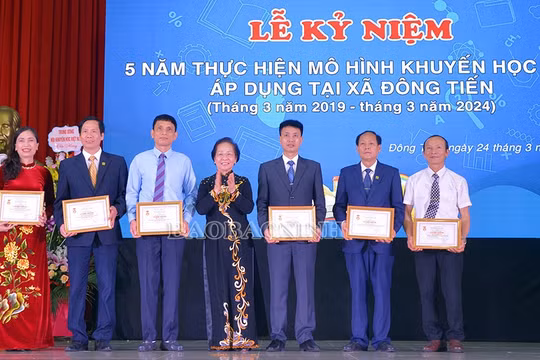 Nguyên Phó Chủ tịch nước Nguyễn Thị Doan dự “Ngày hội khuyến học” tại Bắc Ninh