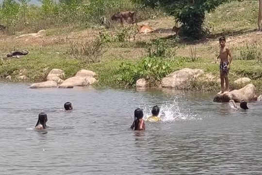Gia Lai: Tắm sông trong lúc đi chăn bò, 3 em nhỏ tử vong do đuối nước