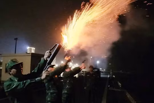 Quảng Ninh: Bắn pháo hiệu kêu gọi tàu thuyền về nơi tránh trú bão an toàn