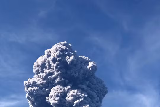 Núi lửa ở Indonesia phun trào, tro bụi cao tới 5 km