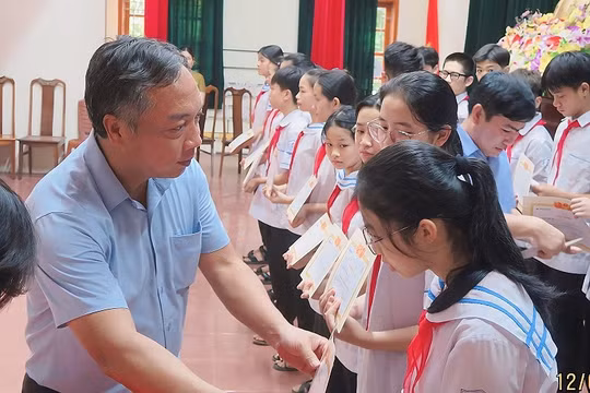 Báo Đầu tư trao 60 suất học bổng “Vì trẻ em Việt Nam” tại tỉnh Hà Tĩnh