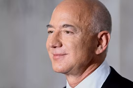 Jeff Bezos giành lại ngôi giàu nhất thế giới từ tay Elon Musk