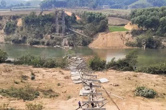 Sập cầu treo có tuổi đời 10 năm tại Nghệ An