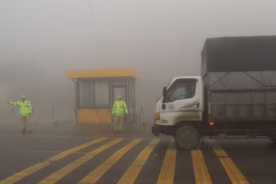 Những lưu ý để di chuyển an toàn trong điều kiện sương mù dày đặc, mặt đường đóng băng