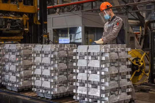 Giá nhôm và niken tăng vọt sau lệnh trừng phạt đối với nguồn cung của Nga