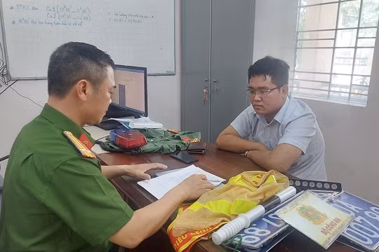 Bắt đối tượng mua trang phục Công an nhân dân, lắp biển số xe giả để...cho oai