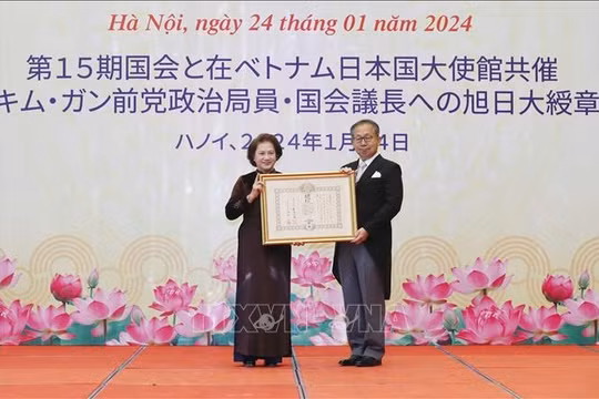 Nguyên Chủ tịch Quốc hội Nguyễn Thị Kim Ngân đón nhận Huân chương Mặt trời mọc hạng nhất Đại thập tự