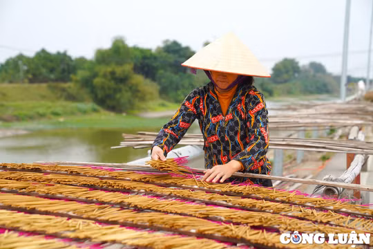 Dân làng hương nổi tiếng ở Hà Nội tất bật chuẩn bị hàng dịp Tết 2024