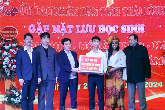 Thái Bình: Gặp mặt, tặng quà lưu học sinh các nước Lào, Campuchia, Mozambique, Hàn Quốc