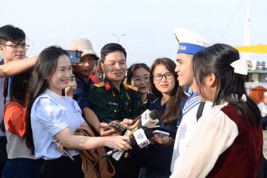 Nhà báo Vũ Duy – Báo Quân đội Nhân dân: Hành trình ra giữa trùng khơi