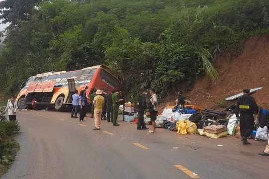 Xe khách mất lái lao vào taluy dương, 6 người thương vong