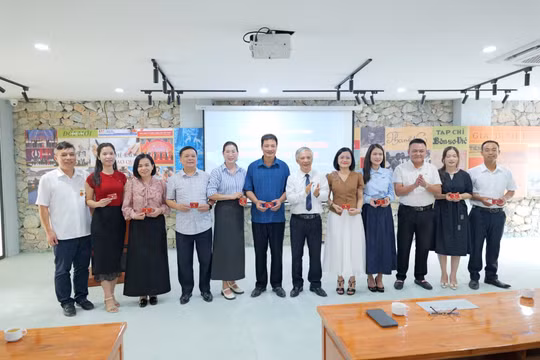 Hội Nhà báo tỉnh Thái Nguyên trao thẻ hội viên và kỷ niệm chương cho các nhà báo