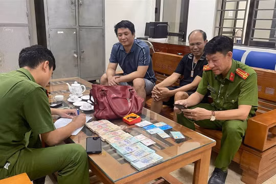 Lào Cai: Nhặt được túi tiền 300 triệu đồng khi đang đi bộ, nhờ công an tìm người trả lại