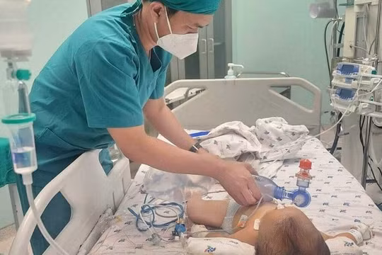 Bé 9 tháng tuổi hóc hạt đậu, đi 3 bệnh viện mới cứu được
